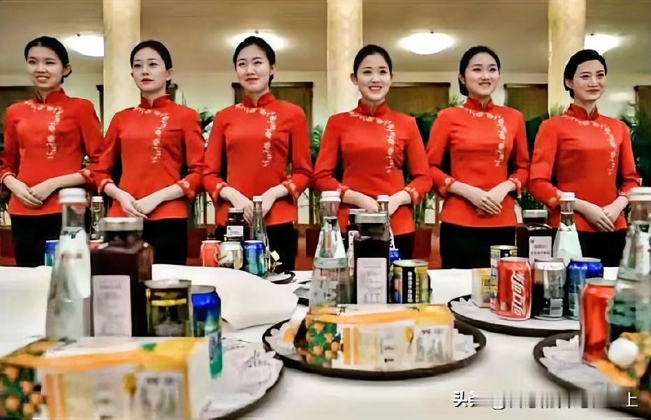 这次特朗普访华宴会上的服务人员，中国最高端的服务员，硕士生学历会八国语言，她们没