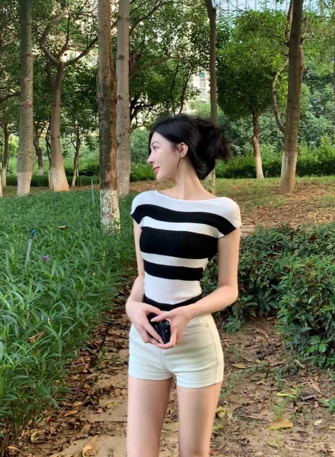 职场中该怎样穿搭职场穿搭的精髓，是利落得体又不失个人气质。选垂感衬衫、修身针织衫