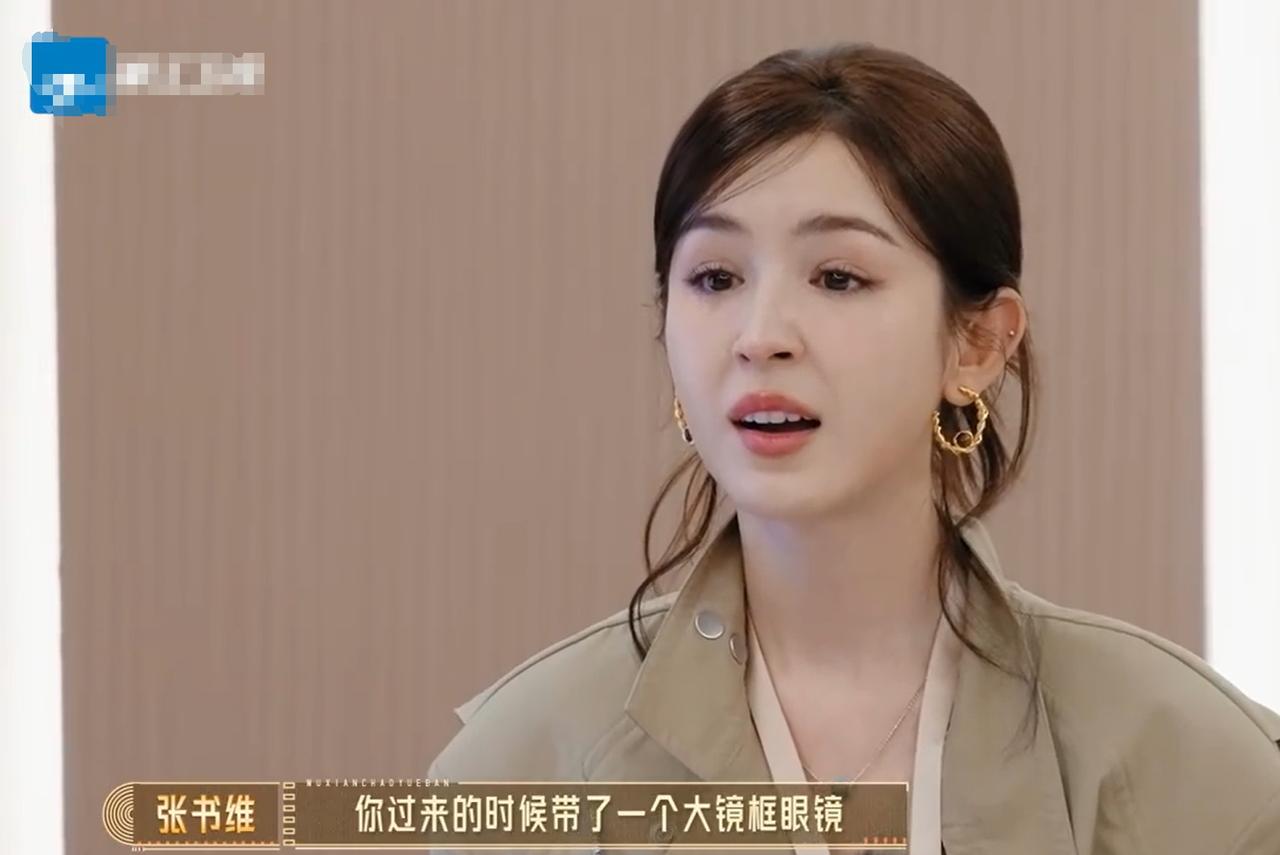 这谁能不破防？
制片人对哈妮克孜说：我们想要找的是个漂亮的混血儿，原本打算考虑你