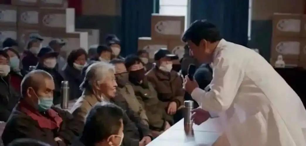 在骗取老人的充分信任后，保健品骗局便会进入更黑心的阶段，通过制造健康焦虑恐吓老人