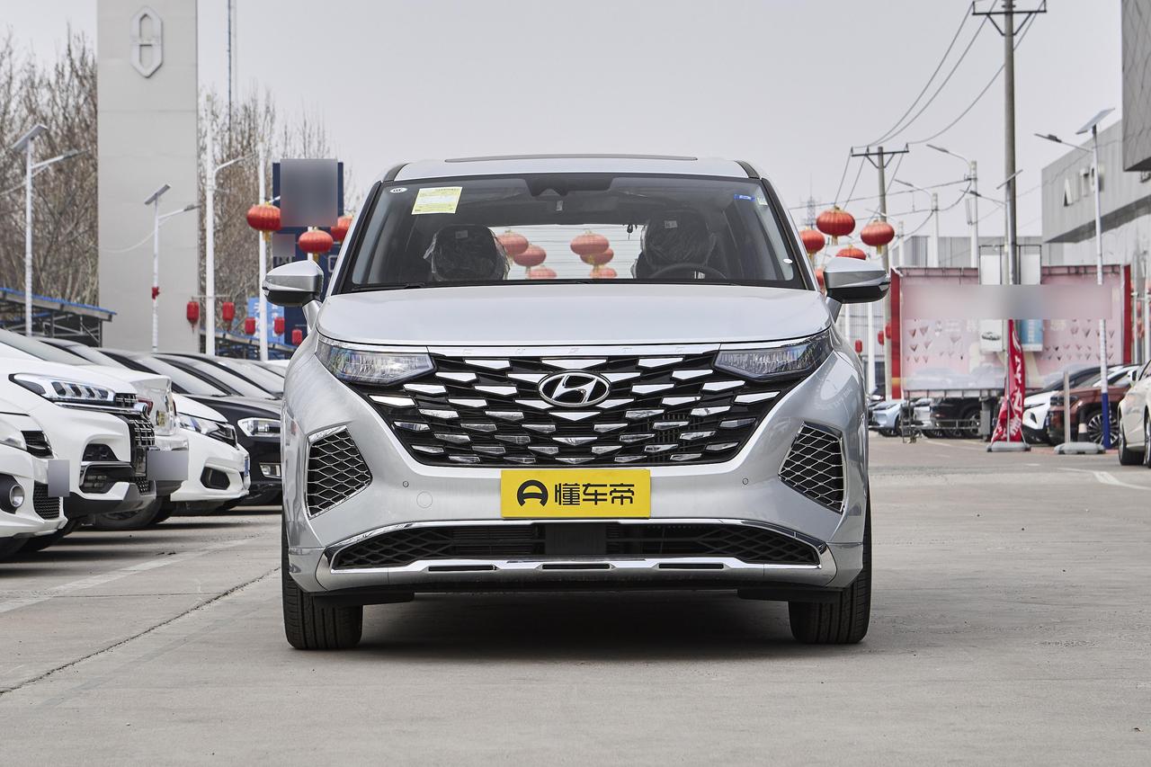 库斯途这车，轴距真长，空间确实够用。
中央通道我蹲着比划过，172毫米宽，我17