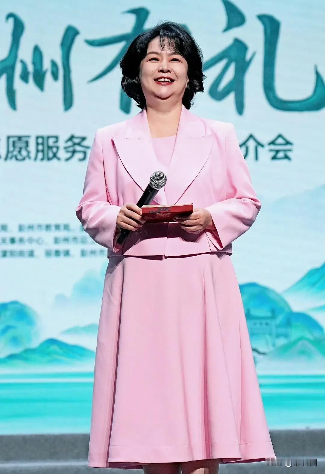 “又宽又厚”的鞠萍姐姐失去了往日的魅力与风采。鞠萍在未变胖之前，是不折不扣的大美