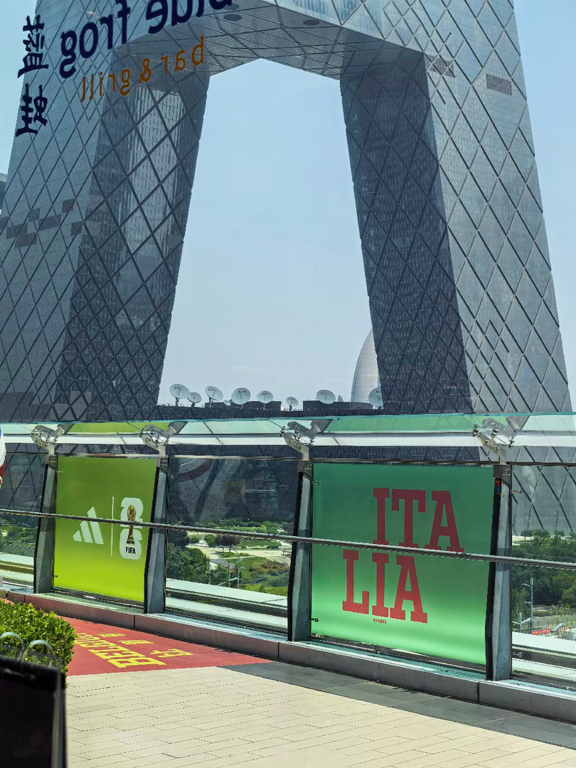 这应该是国贸商城吧？第三张图是什么意思，故意的是吧每天一个乳意小笑话