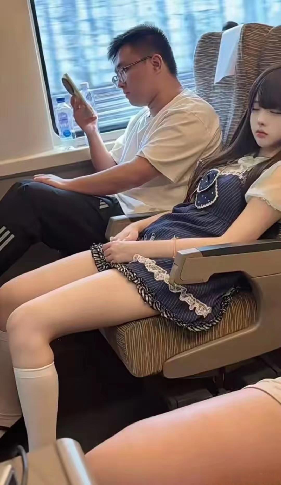 不到1米5的身高硬是拍出了1米7的身材