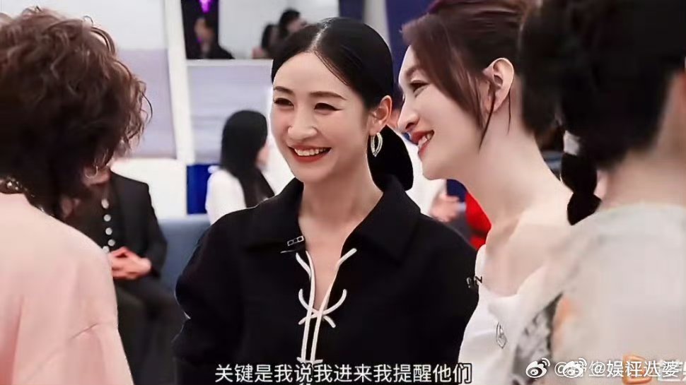 王濛李小冉小声蛐蛐全被拍了😂隐蔽摄像头太会搞事情了!王濛耿直吐槽流程磨叽，李小