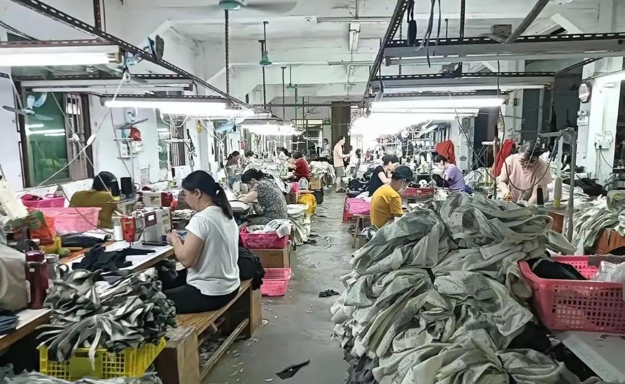 “笑不活了！”宁波一服装厂里几乎全是女工，夏天天气热，为了干活女工都穿的特别清凉
