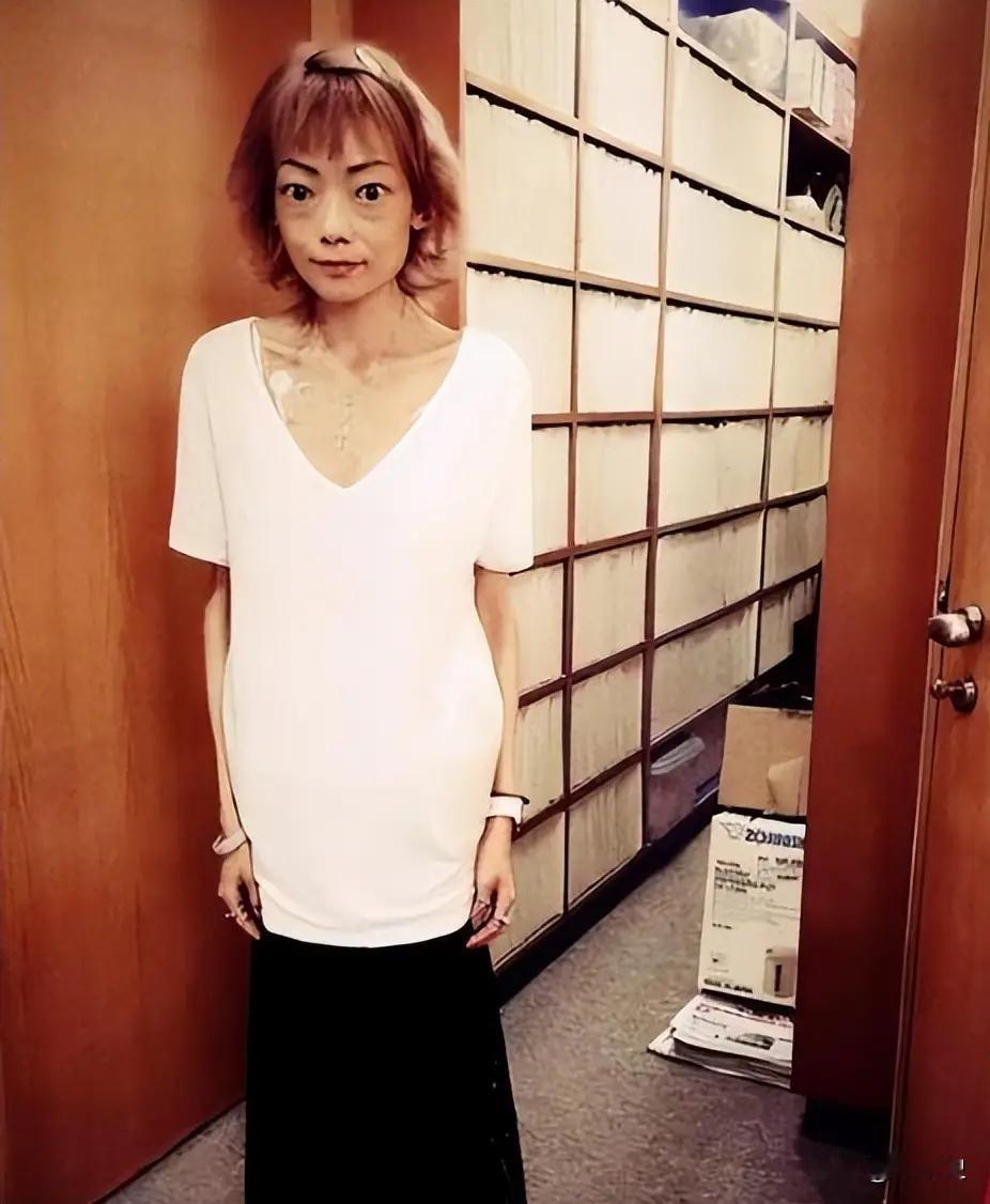 伍智恒，原本手握一副绝佳人生好牌的香港才女，前途本该一片明朗，却因一场婚姻，彻底