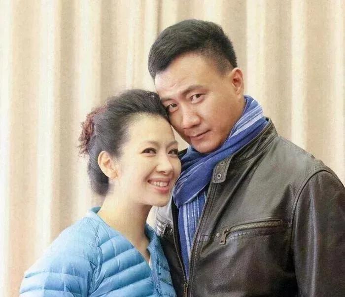 这眼神，给足另一半幸福和安全感。这年月是真让人羡慕。妻子漂亮低调，给丈夫生了一双