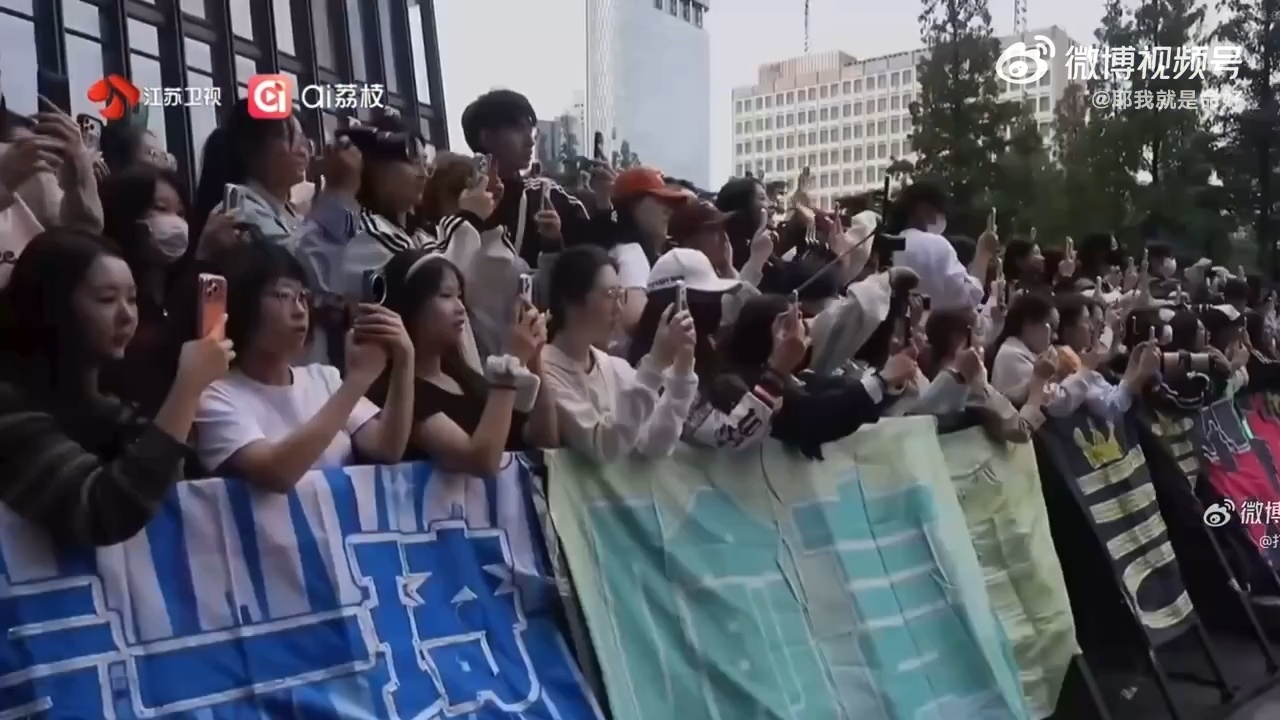 邓恩熙古风脸链邓恩熙戴脸链打歌2026 邓恩熙适配度好高，脸链配上古风，一眼惊艳