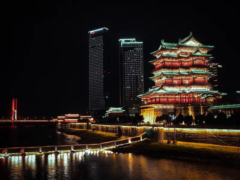 打车也不省心，高峰期时叫车软件里等待接单的提示一直在闪烁，漫长的等待让原本轻松的