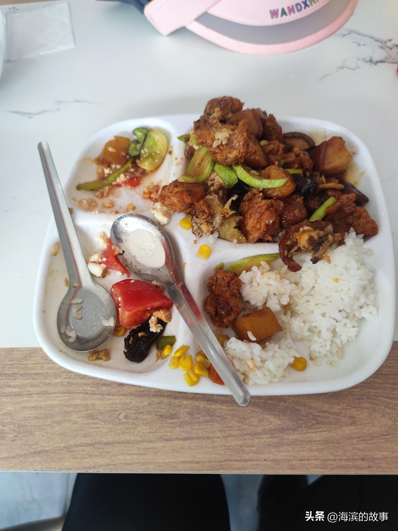 又到饭点了，又刷到我给我吃难受那家自助盒饭了，这帮网红等俩眼睛说瞎话啊，你12点