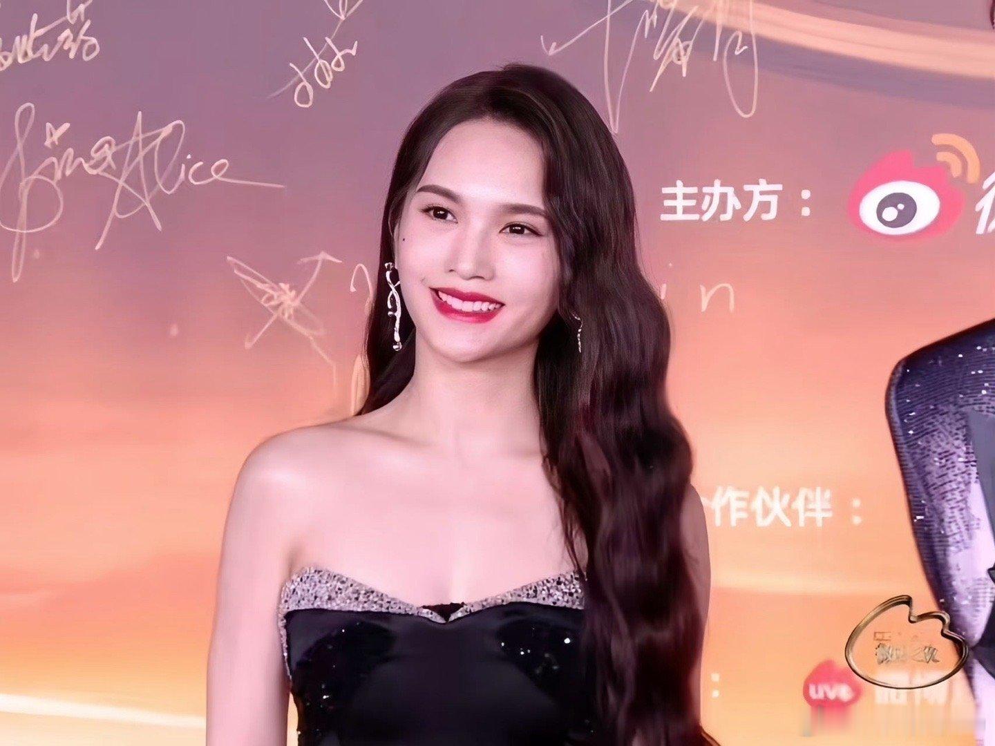 她的歌声曾陪伴无数人走过青春，今晚微博之夜的舞台，期待杨丞琳带来全新的感动！ 