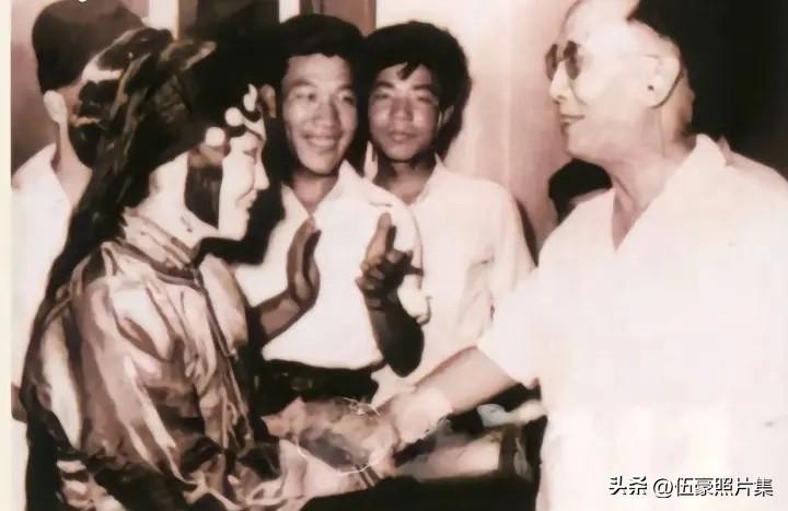 1956年，豫剧大师马金凤首次率洛阳市豫剧团进京演出大获成功后，受到中国科学院院