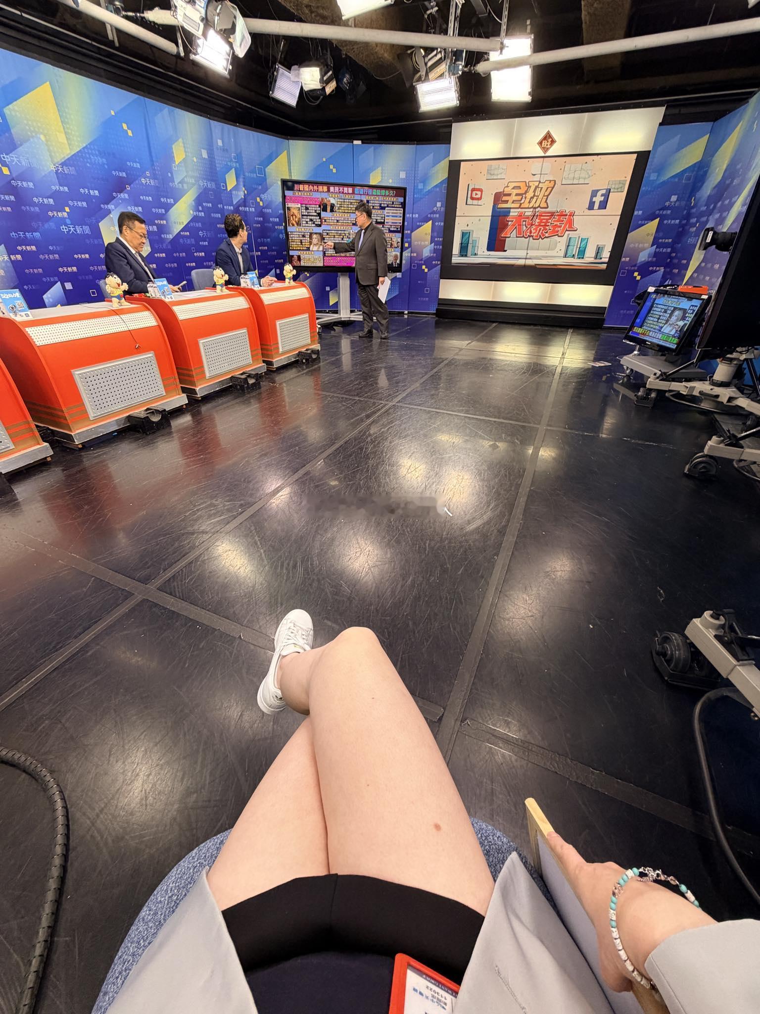 通告棚名嘴、嘉宾，有时候容易分神怦然心动20岁 ，热点观点