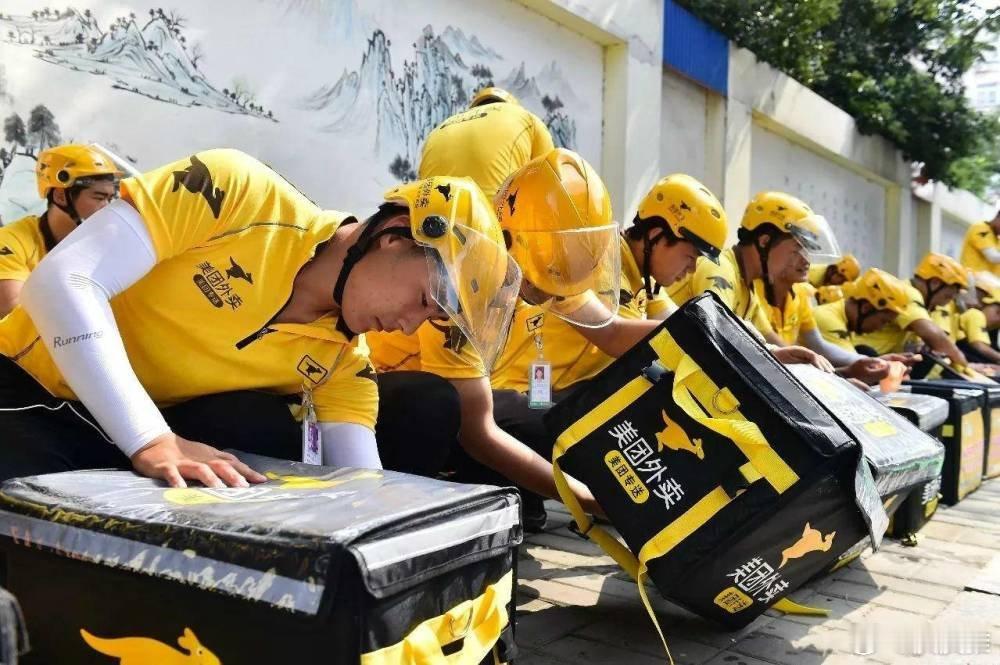 银行职员夫妻回应下班偷偷送外卖现在年轻人生活压力太大了，如果光看一份朝九晚五的工