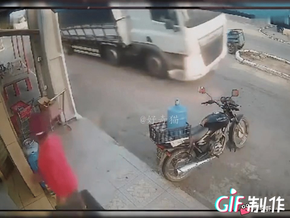 这太突然了，这哥们反应也够快的，珍惜当下，不知道灾难什么时候会发生[捂脸][捂脸