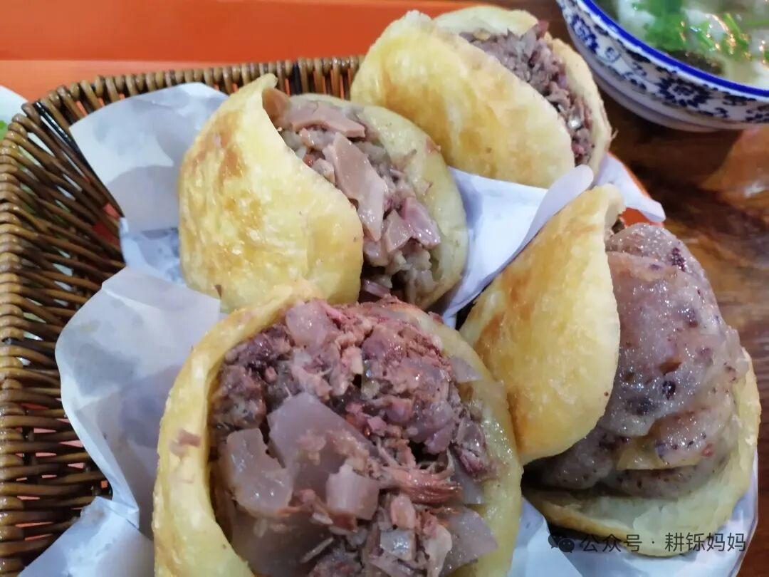 河间驴肉火烧为什么比保定驴肉火烧出名
 
很多河北本地人会觉得，论地道口味，保定