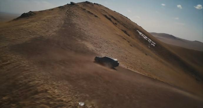 当传统车企还在展厅办交付，比亚迪仰望直接把 2026 款 U8 交付仪式，搬到内