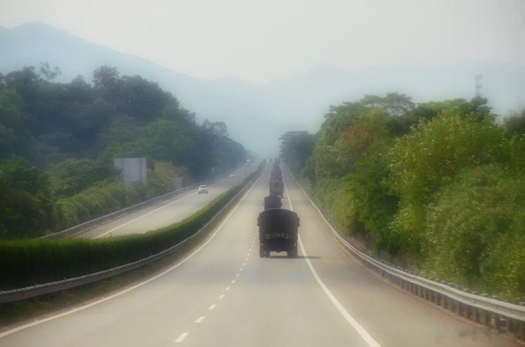 #铸剑中原[超话]##早安军营##原原说早晚安# 苦练精兵为胜战，机动运输保打赢