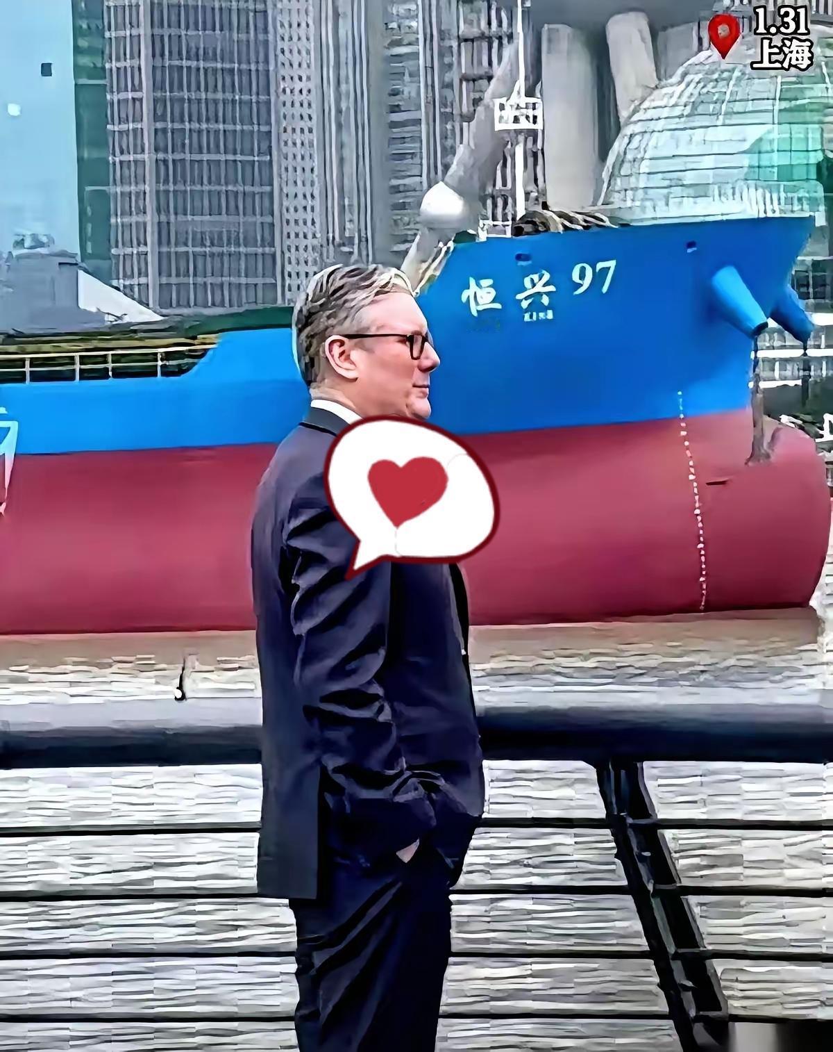 有时候你不得不服，老天爷才是最牛的导演。英国首相，站在上海外滩，望着对岸的陆家嘴