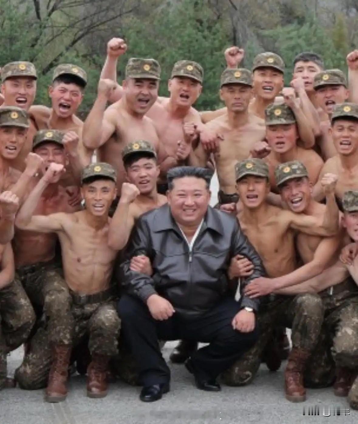 朝鲜人民心目中的伟大领袖
朝鲜的士兵个个浑身肌肉
没有肥肉，战斗力爆表
朝鲜领导