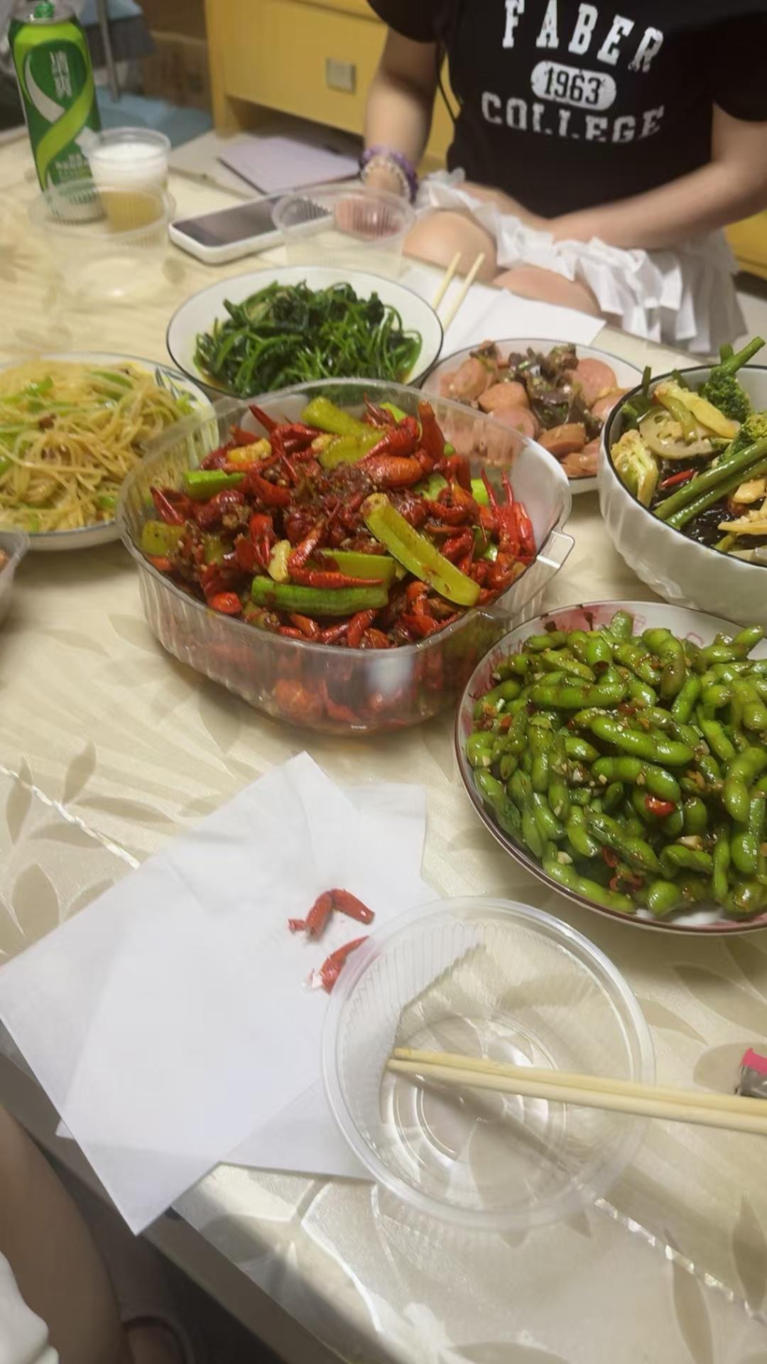 夏天的最爱，龙虾+毛豆。 武汉