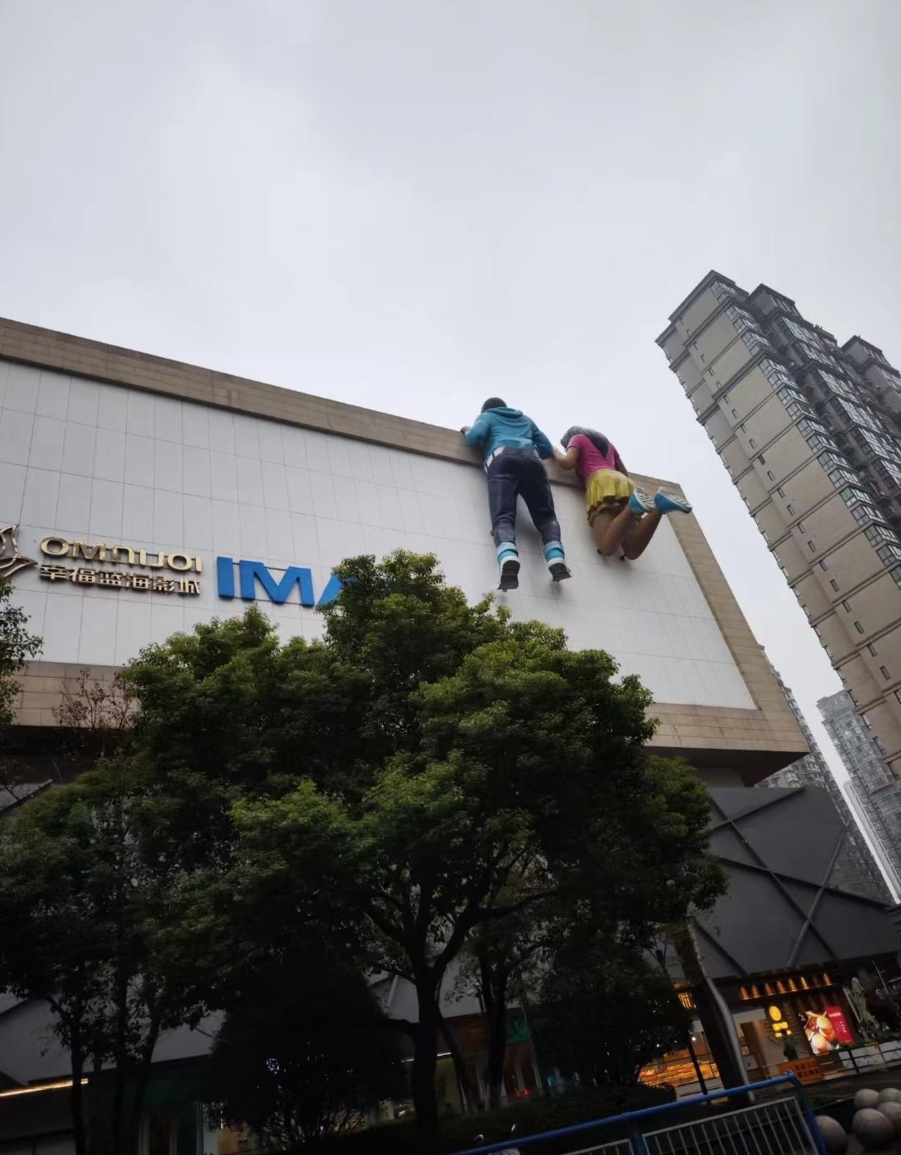 搞不懂是哪个天才想出来的？
竟然会在楼顶建这么诡异的雕像
位于常州九洲新世界广场