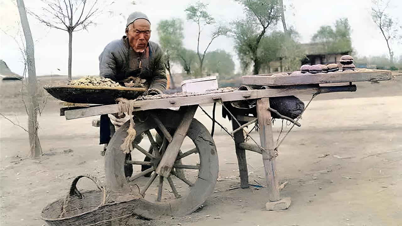 1905年，冬天，一位卖零食的老人，坐在一辆独轮车后等待着顾客光临。

车上一边