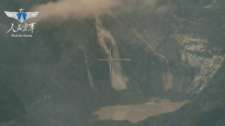 西部战区空军某旅攻击-2型无人机拍摄堰塞湖情况时，发现旁边的雪山还在倾泻冰屑 ​