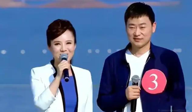 7年前，盲人女歌手刘赛不顾反对，把自己嫁给这个一贫如洗的农村小伙。愿意倒贴一套婚