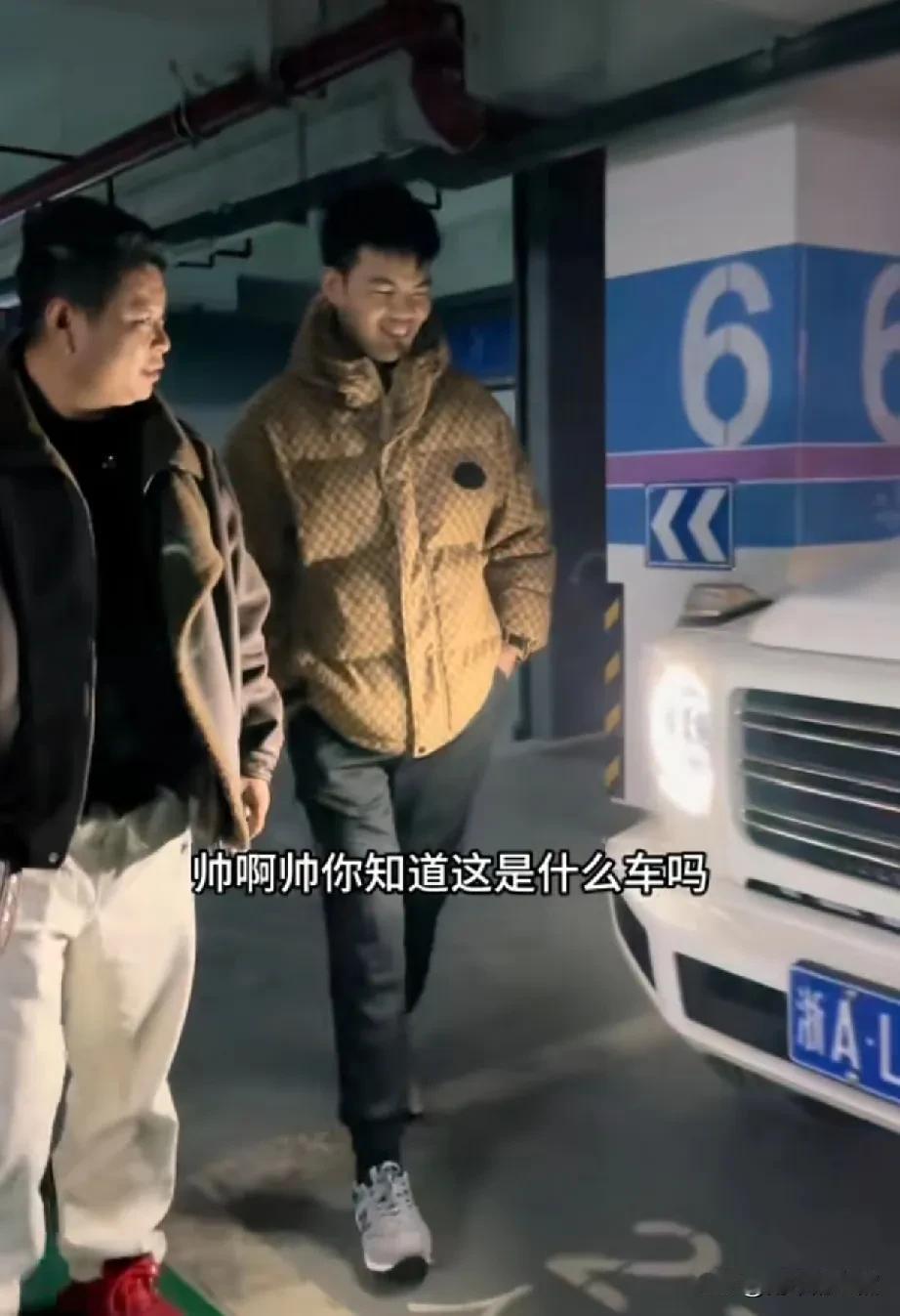庆阳这波流量被航哥稳稳地抓住了。航哥乐呵呵地带他到杭州直播带货，带他坐大G兜风，