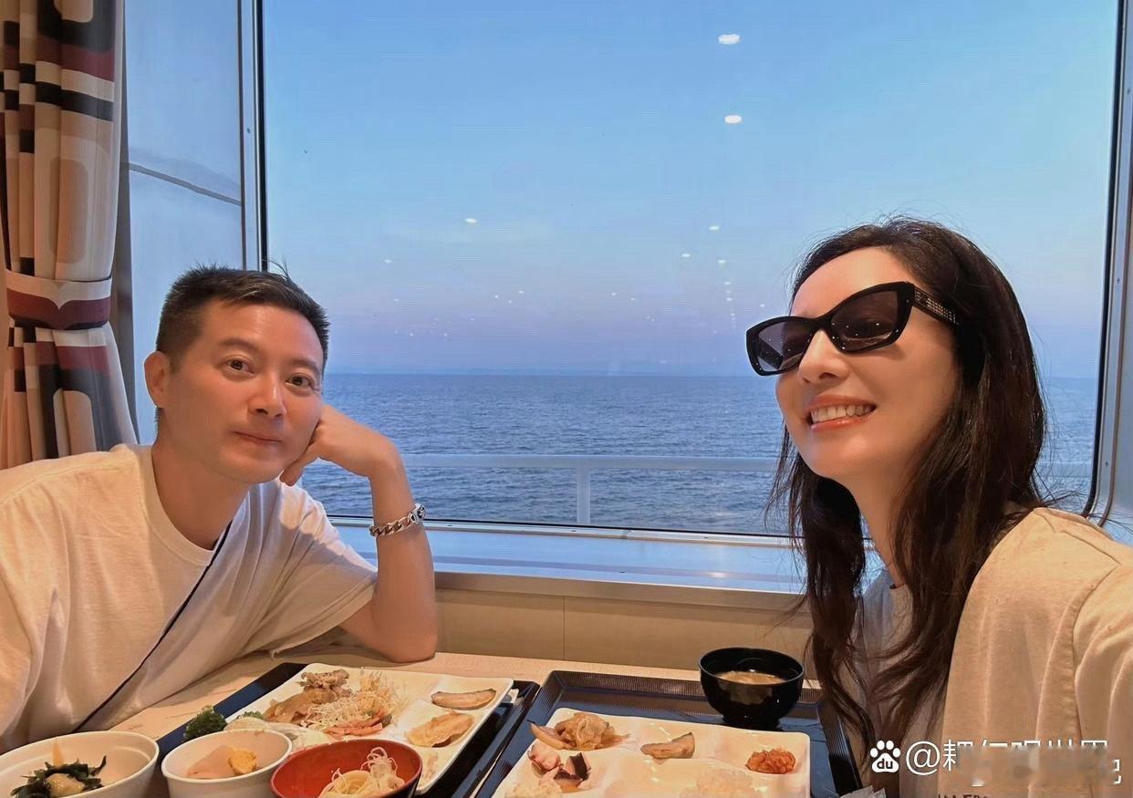 郑希怡一家三口旅行，女儿不仅长得像妈妈，性格也十分古灵精怪，十分可爱。 