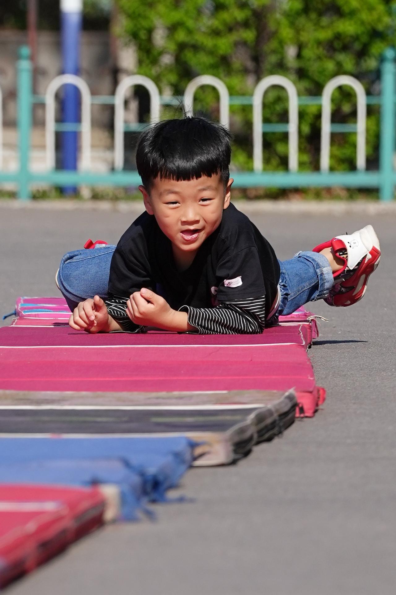 足球场上的小男孩 爱足球的男孩