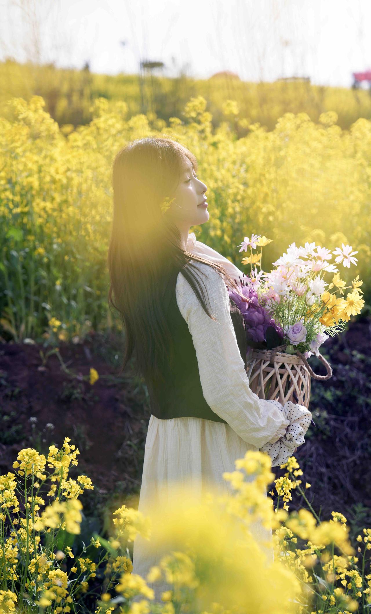 花海中的少女，手捧一篮鲜花，阳光洒满整个画面，浪漫而梦幻。