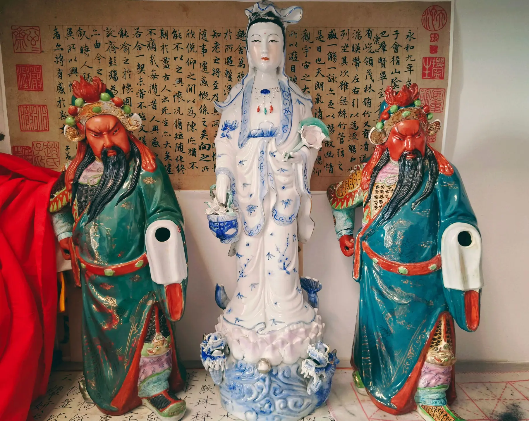 莲台映水，渡世心无染； 青袍映日，护道义常存。