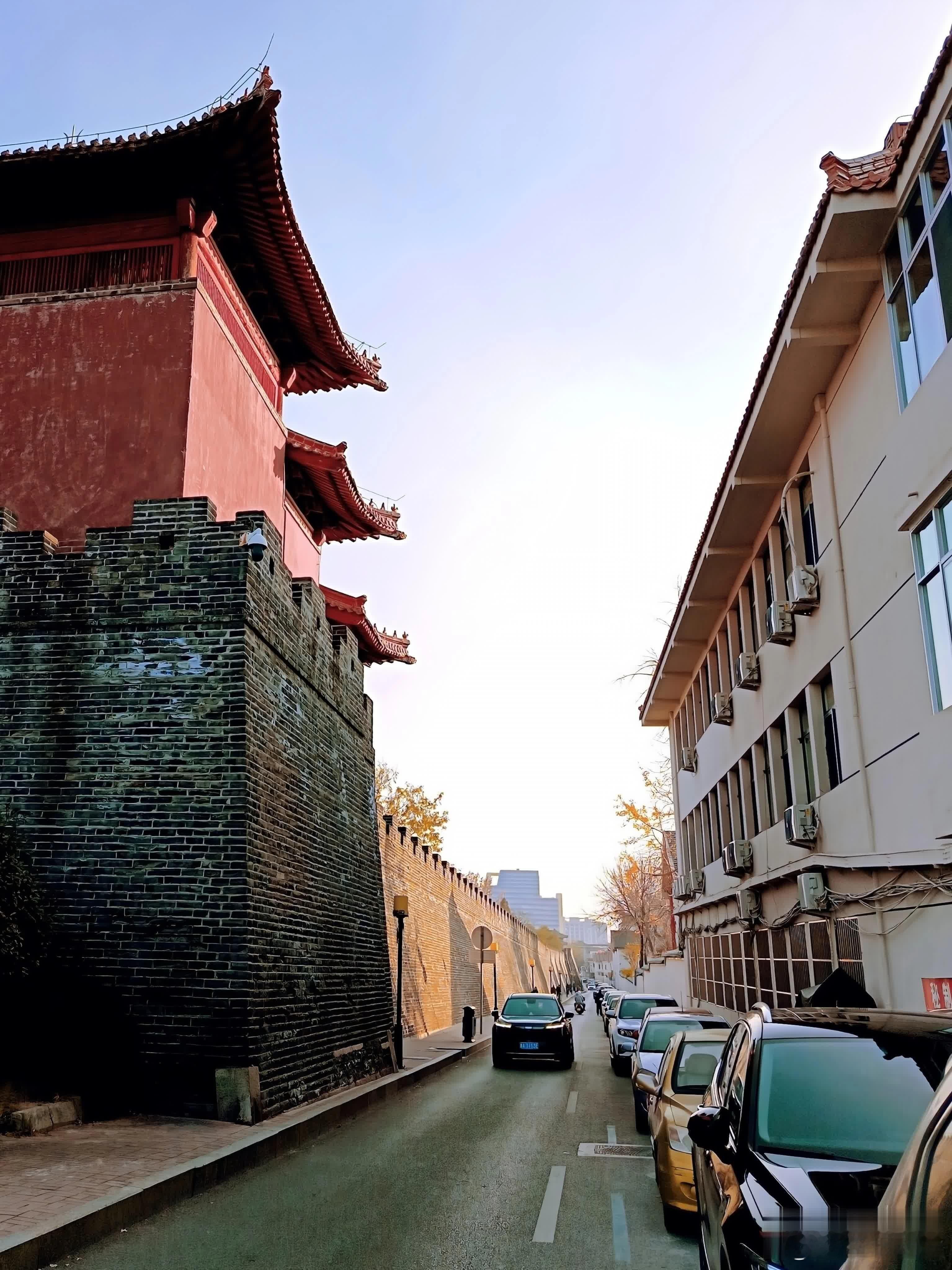 穿越古今汽车从岱庙古城墙旁边驶过，有种穿越古今的感觉！ 