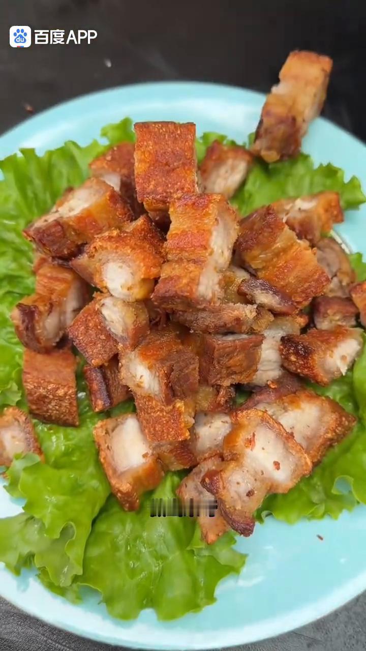 很多人都喜欢吃外边的脆皮五花肉，其实自己在家也能做，不用烤箱、不用油炸，做出来焦