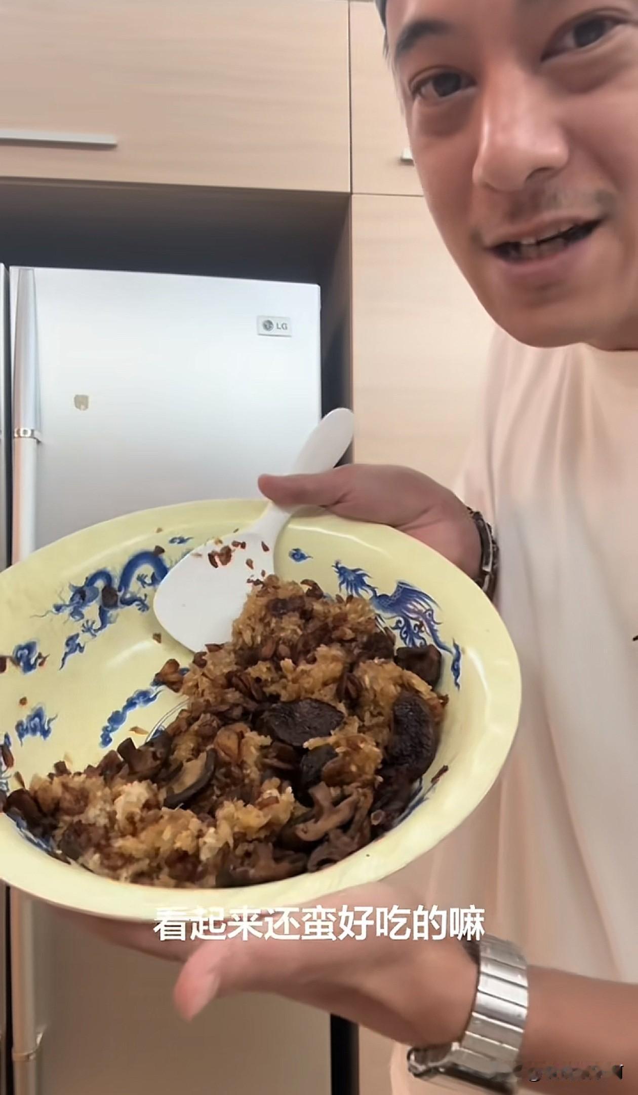 看了蒋友青包粽子。是把糯米先蒸熟，然后再把蒸熟的糯米包进粽叶里，第一次看到这样的