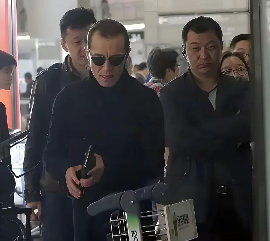 李咏生前现身机场时的一张留影，当时已经确诊癌症正在准备登机前往美国治病 