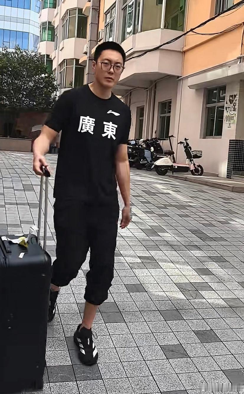 广东全运男篮已抵达顺德，接下来还有两场热身赛，对手是西班牙赫罗纳俱乐部，加油！ 