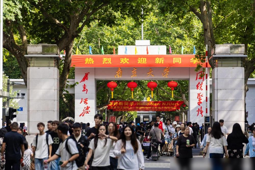 今年，南京大学给四千多名大一新生发了个“统一指令”。

我娃前年上大学，说实话我