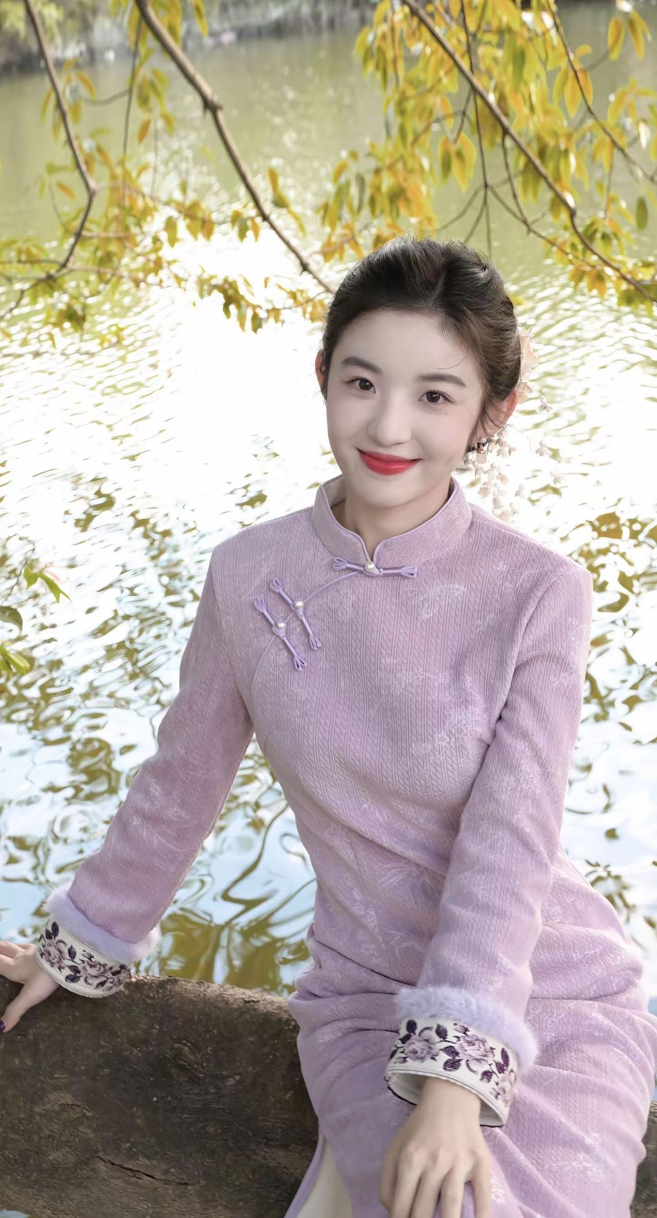 她总爱穿一件长裙，裙摆处绣着几枝淡青的竹叶，那是她亲手绣的。布料虽旧，却干净得仿