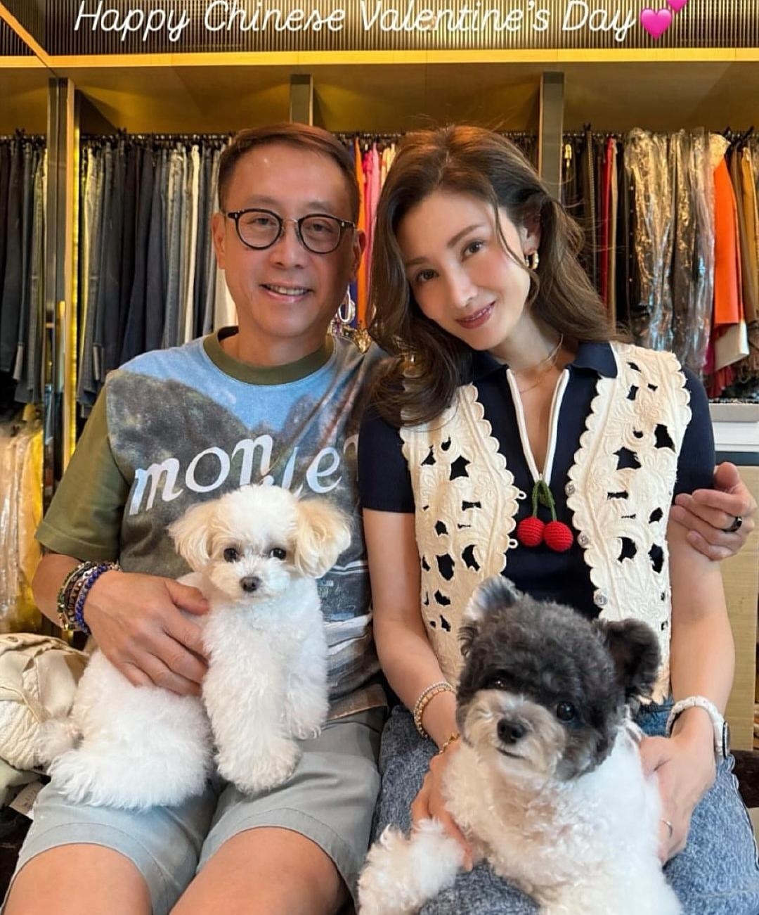 爱人如养花，55岁李嘉欣和老公许晋亨一起庆祝七夕节，夫妻俩各抱着一只小狗，看起来