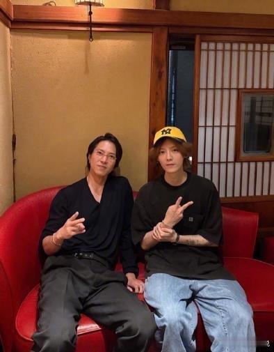 鹿晗晒与日星山下智久合照。作为热衷极阴之国的内娱顶流男星鹿晗曾多次和“女友”关晓