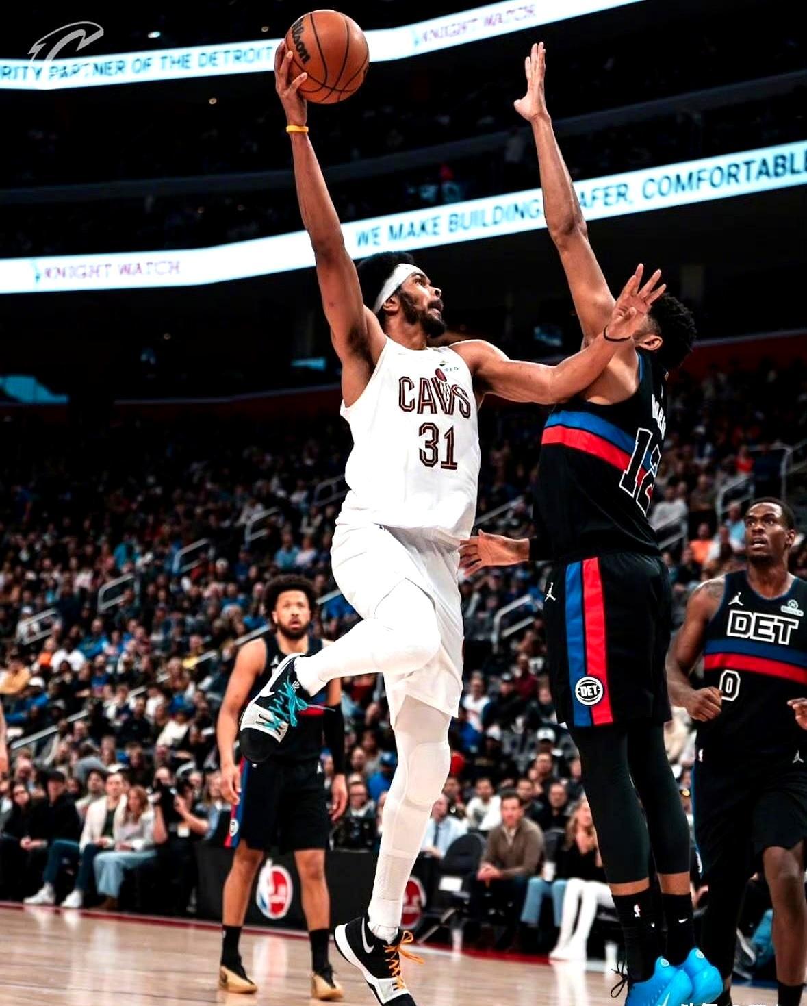 哈登刚落地克利夫兰，骑士就从东部搅局者变成总冠军热门。你敢信？他右手打着绷带复出