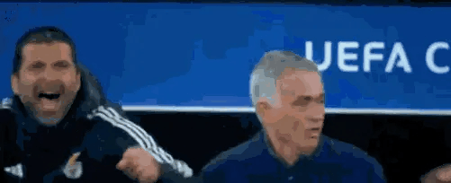 穆里尼奥：赢球的感觉太tm爽了！
没人能比穆里尼奥更懂庆祝！第一时间不是搂着队员