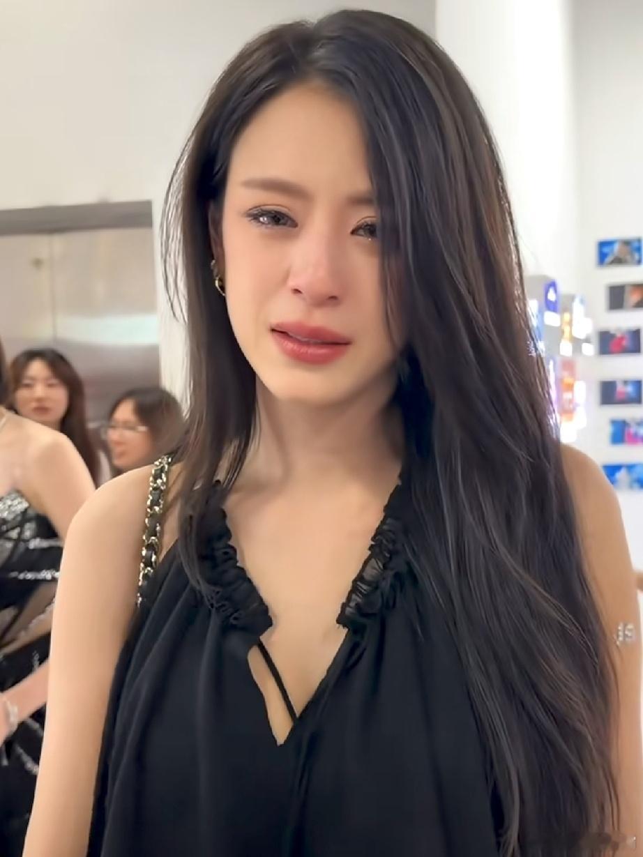 原来江语晨在四公现场黑脸， 唐艺昕拉她手也不配合， 不是耍大牌，也不是扮傲娇， 