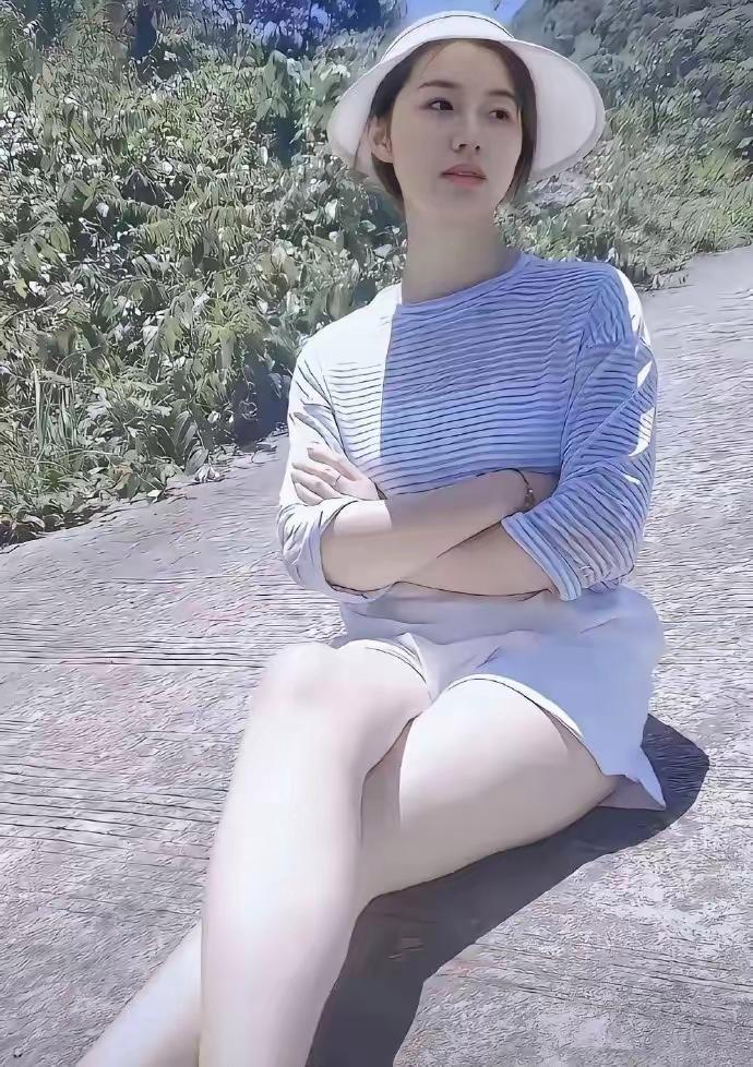 夏草（现代诗）
 
山坡驮着软软的风
夏草悄悄攥住了落日的影
 
它们挨着彼此生