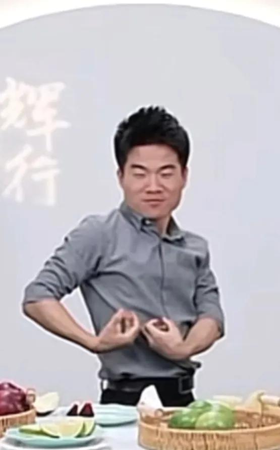 昨晚董宇辉空降直播间干了三件事
一是吃水果
二是询问记录大家的需求
三是掰苹果桃