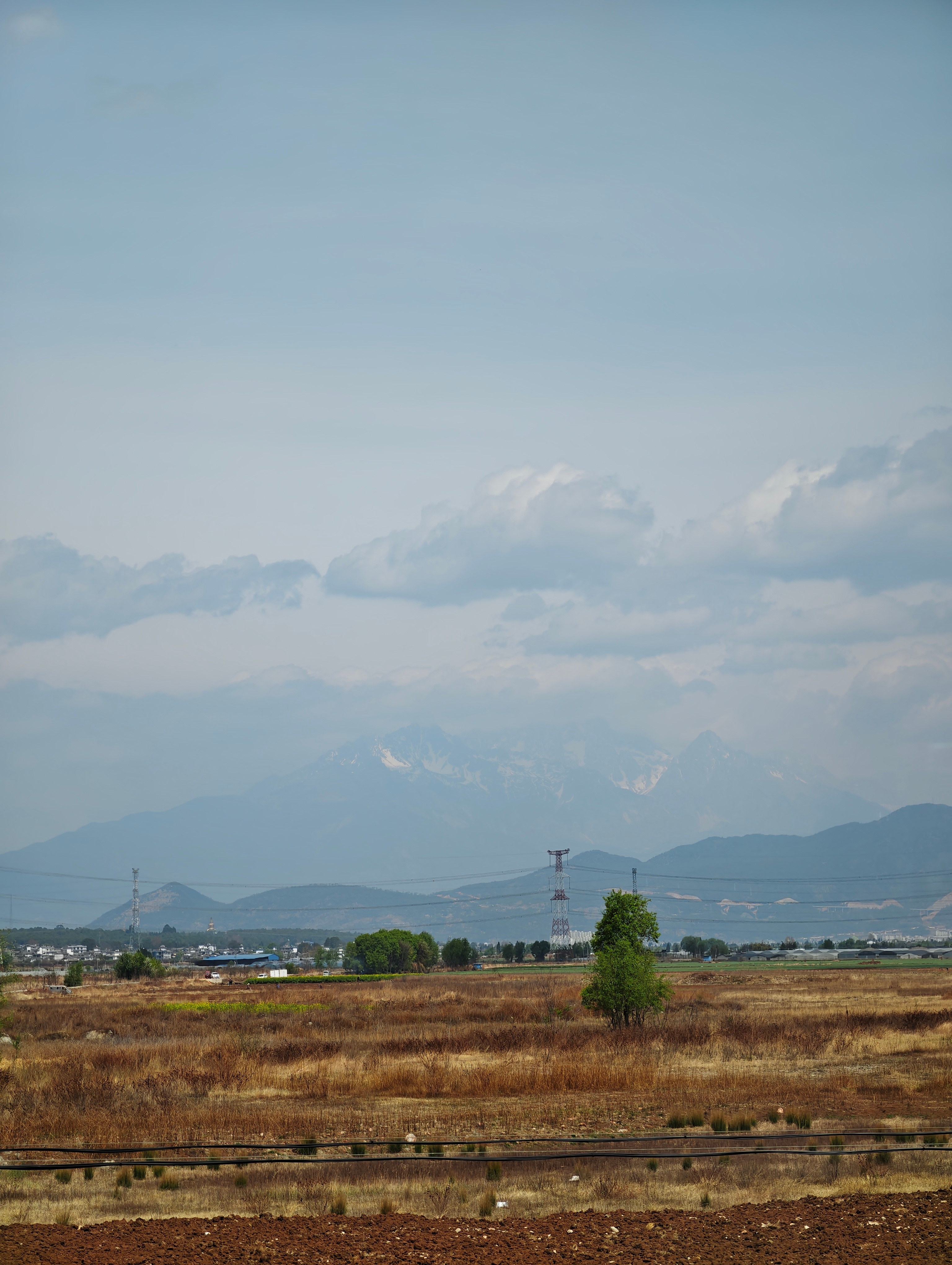 到丽江了，今天天气不错，能看到远处的玉龙雪山，明天准备上雪山看看 丽江